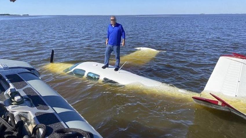 Agentes Federales rescatan a piloto en Florida que terminó con su avión en el mar