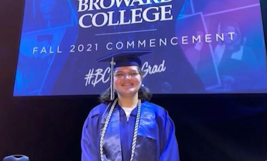 Niña se gradúa en el Broward College con tan solo 12 años de edad