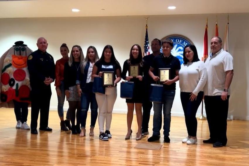 Tres estudiantes de Hialeah Middle School reciben reconocimiento por ayudar a la policía durante accidente en el Palmetto