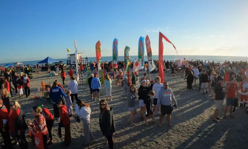 Surfing Santas regresan a Cocoa Beach en Florida con grandes multitudes