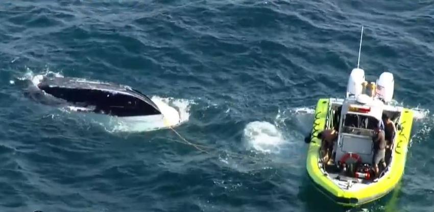 Rescatan 3 personas de un barco que se hundió frente a la playa de Haulover
