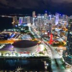 Miami se erige como una de las ciudades más costosas de Estados Unidos en cuanto a vida nocturna miami-de-noche