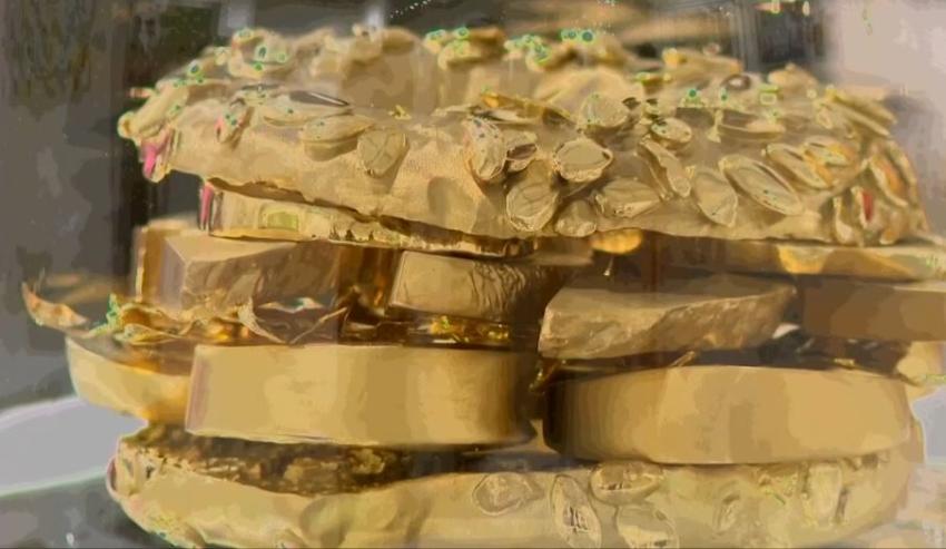 Bagel de aguacate de oro de 18K a la venta por 2.9 millones de dólares en la feria de arte de Miami Beach