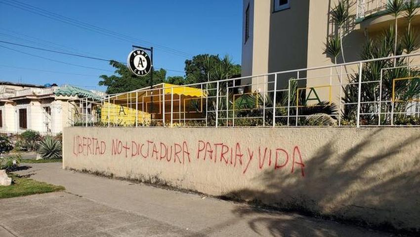 Escriben "Patria y Vida" en un muro de La Habana