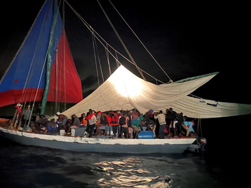 Barco con casi 200 inmigrantes se vuelca cerca de los Cayos de la Florida