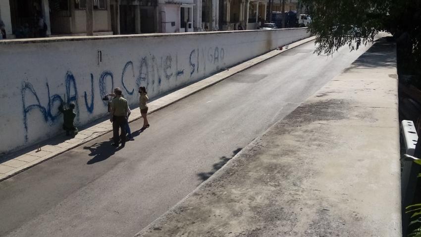 Nuevo cartel de "Abajo Canel singao" aparece en un muro de La Habana