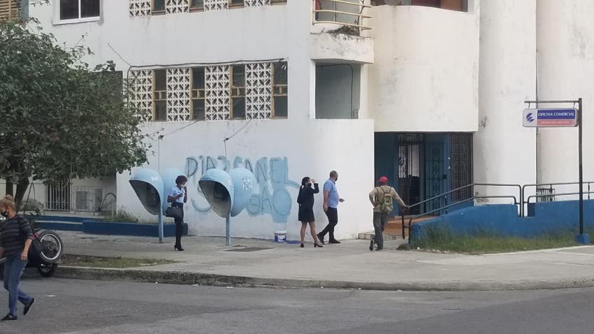 Dejan cartel de "Díaz-Canel singao" en oficina de ETECSA en La Habana