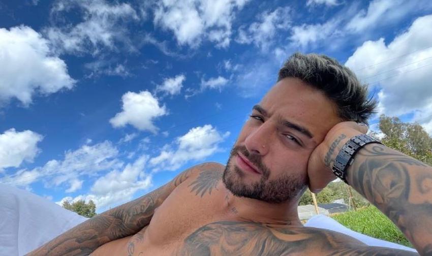 Presumiendo de abdomen en sus vacaciones arrancó el nuevo año el cantante colombiano Maluma