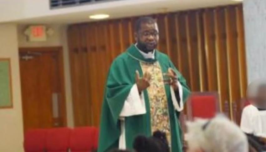 Pastor de la Arquidiócesis de Miami pide perdón luego de enterarse que tiene un hijo