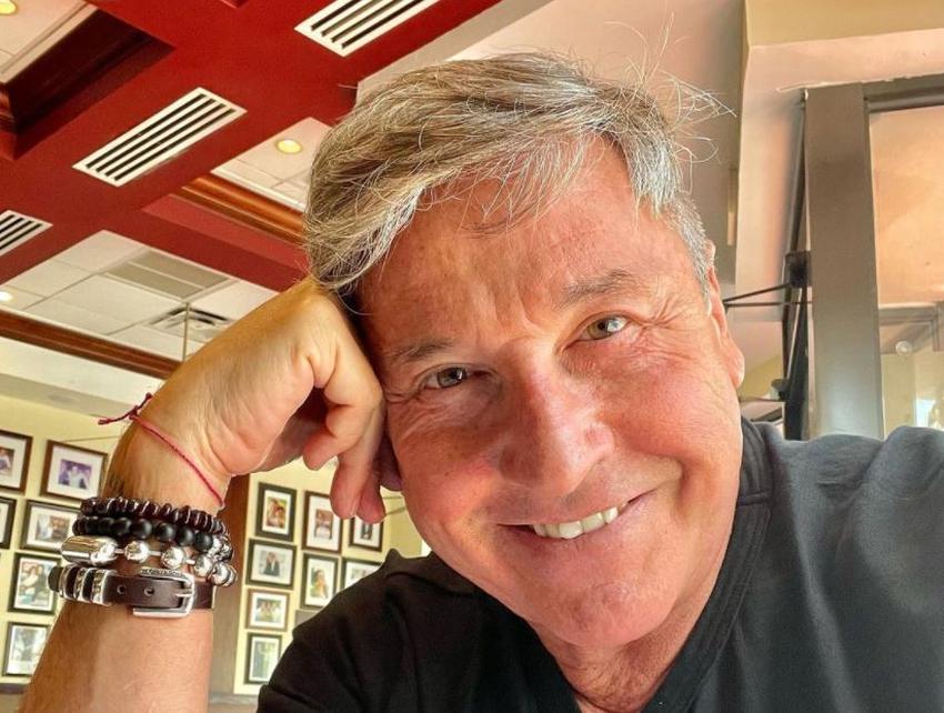 Ricardo Montaner responde a las críticas por besar a su hijo en la boca: "Busca ayuda psicológica urgente"