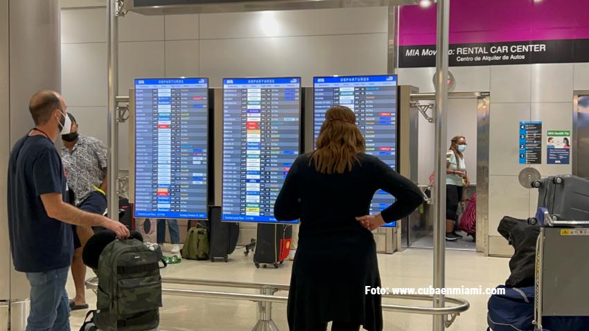 Frustración entre los viajeros por los vuelos cancelados que afecta a varios aeropuertos incluido el de Miami
