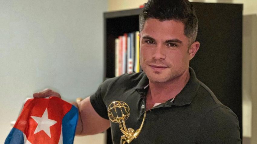 Periodista cubano Yusnaby dedica su premio Emmy a todos los cubanos que han llegado a Estados Unidos