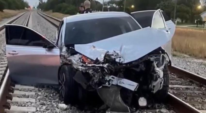 Logra escapar una madre con su bebé antes de que su carro fuera impactado por el tren Brightline en el Sur de la Florida
