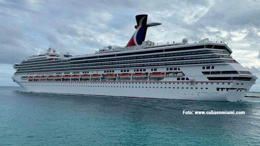 Crucero Carnival brinda asistencia a un grupo de balseros cubanos en aguas del Estrecho de la Florida