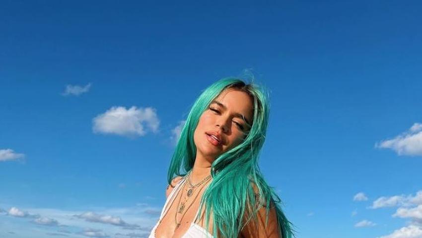 Karol G con un bikini a juego con su larga cabellera azul comparte con sus seguidores una grabación en un yate disfrutando de sus vacaciones