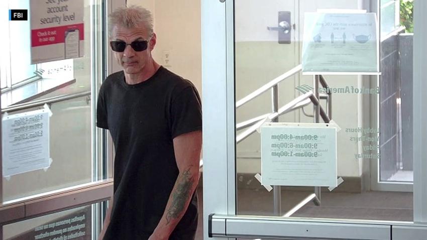 FBI publica fotos de sospechoso de robo de banco en Miami Beach