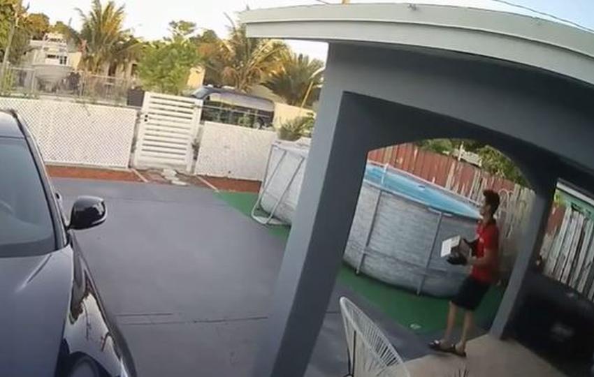 Queda captado en cámara el robo de paquetes en una casa en Hialeah