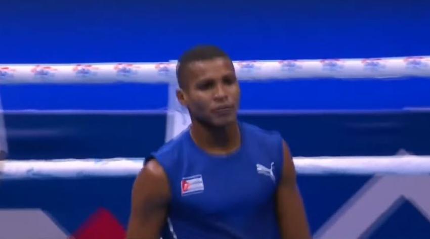 Deserta boxeador cubano de su equipo al hacer escala en Panamá