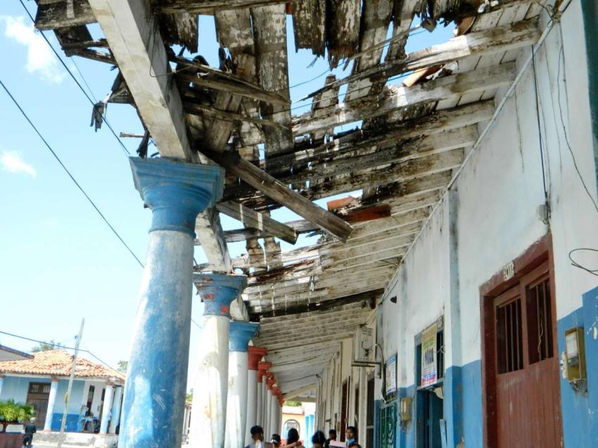 El estado deplorable de un techo en la Isla de la juventud, ocasionó heridas en la cabeza a un transeúnte cubano, tras derrumbe parcial