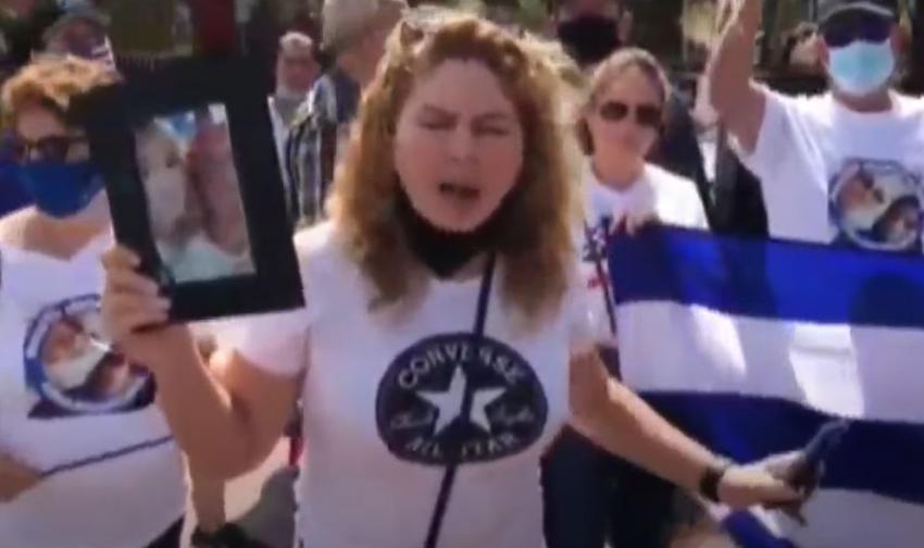 Grupo de cubanos protesta en La Pequeña Habana de Miami pidiendo la reapertura de los servicios consulares en Cuba
