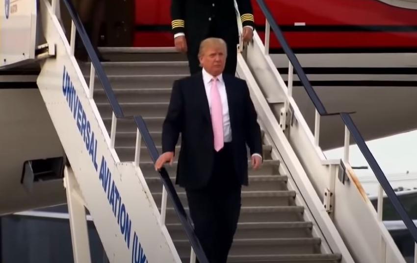 Avión que llevaba al ex presidente Donald Trump tuvo que hacer un aterrizaje de emergencia