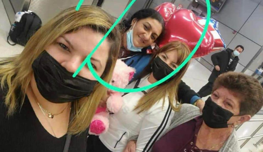 Llega a EEUU ex directiva cubana que rompió una piñata de dólares en una fiesta en Cuba