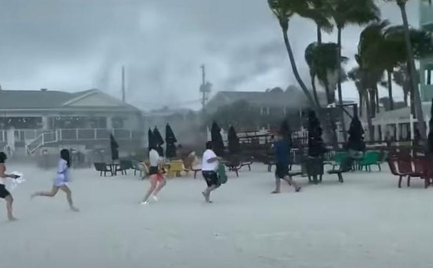 Fuerte tromba marina sorprende a bañistas en una playa del Sur de la Florida