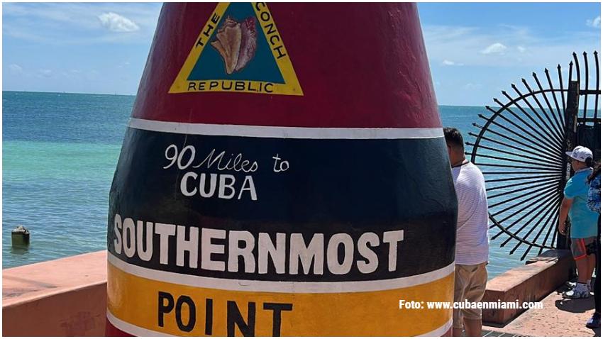 Grupo de balseros rusos llega a la boya de las 90 millas en los Cayos de la Florida