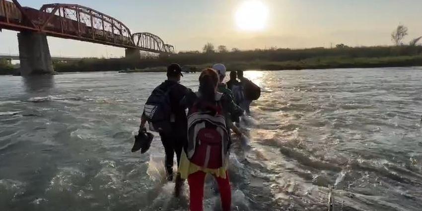 Captan el momento en que familias cubanas con menores de edad cruzan el Río Bravo