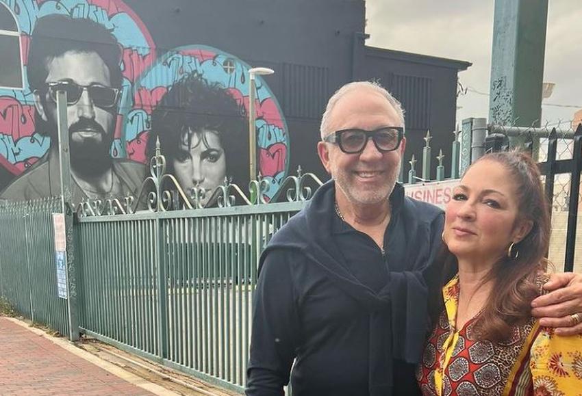 Emilio y Gloria Estefan se pasean por la Calle Ocho visitando el mural en su honor en Miami