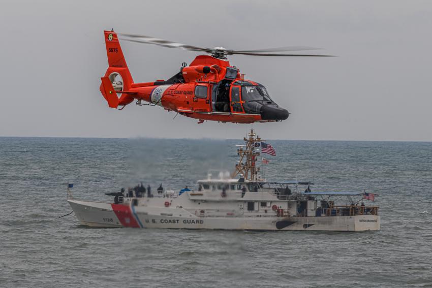 Guardia Costera estadounidense rescata a grupo de cubanos en una  embarcación rústica a punto de naufragar cerca de los Cayos de la Florida