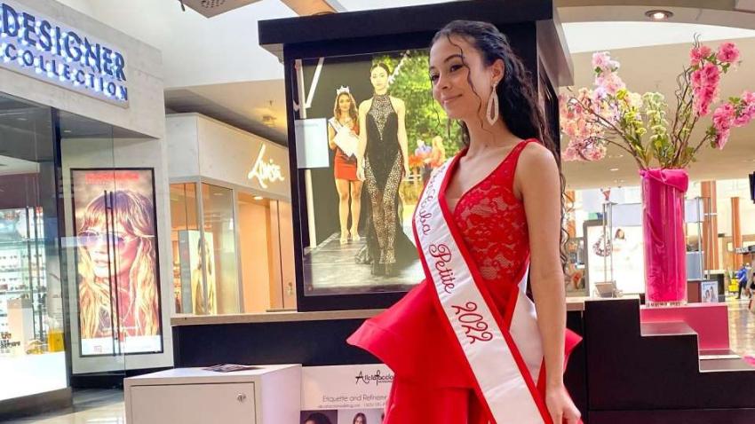 Adolescente cubana representando a Cuba en el concurso de belleza “Universal Petite 2022”