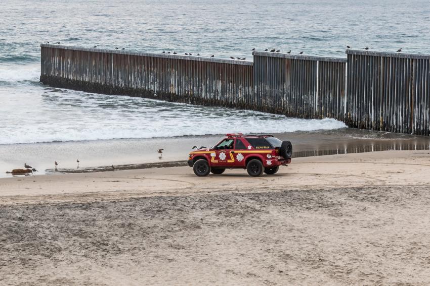 Un cubano desaparecido tras intentar cruzar a Estados Unidos nadando por una playa de Tijuana