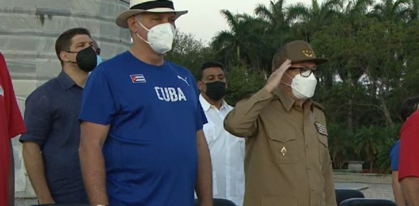 Raúl Castro en el desfile del 1 de mayo: "El presidente está trabajando muy bien y bastante"