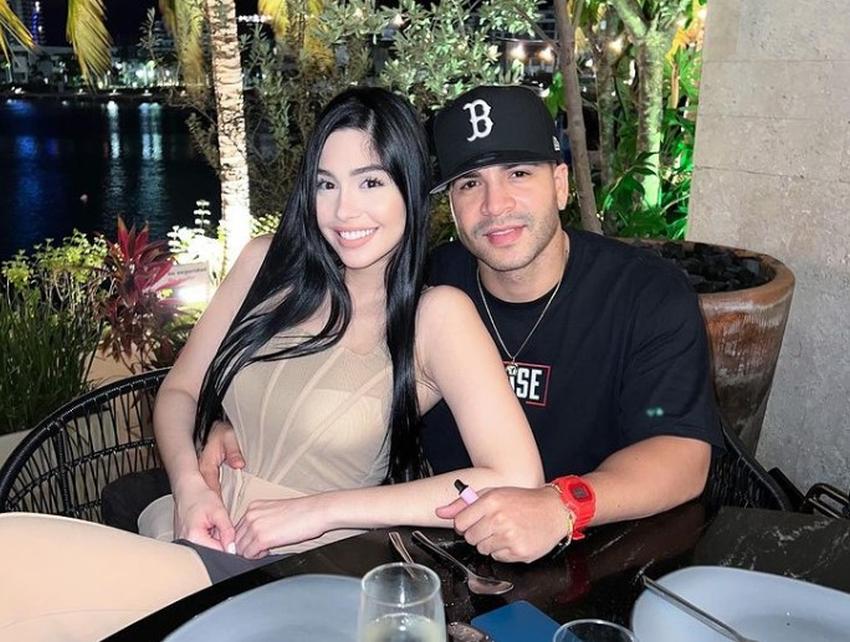 El amor de Yomil hacia su novia Daniela es incondicional, con o sin maquillaje “como quiera que te pongas”, dijo el artista
