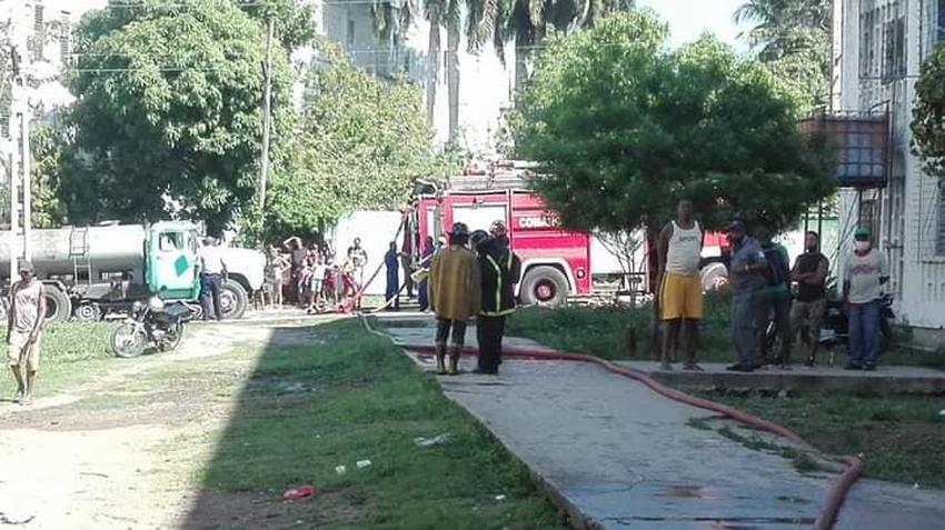 Una cocina eléctrica fue la causa del incendio en un apartamento en Santiago de Cuba que dejó una familia sin nada