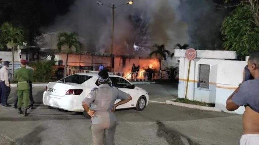 Ómnibus termina en llamas en paradero de La Habana