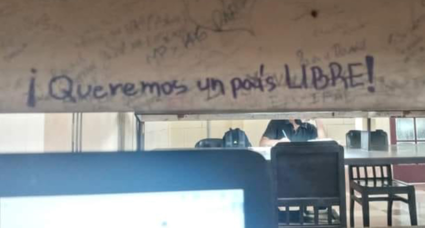 "¡Queremos un país libre!": el letrero que apareció en la biblioteca de la Universidad de La Habana