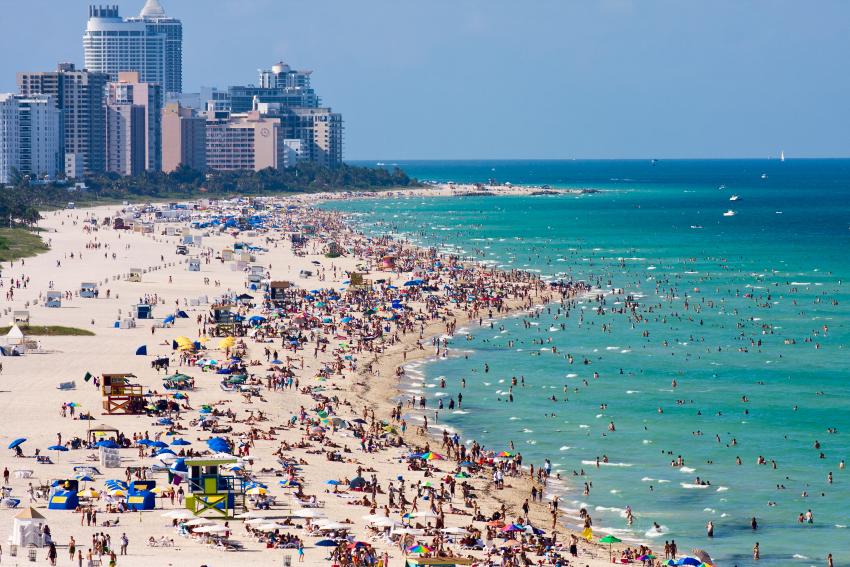 Nueva ley de Florida permite prohibiciones de fumar en playas y parques públicos
