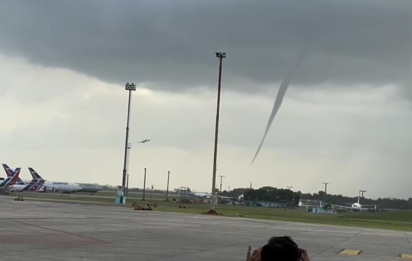 Captan en cámara avión aterrizando muy cerca de un tornado en los alrededores del aeropuerto de La Habana