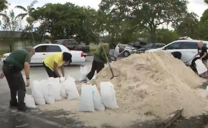 Varias ciudades en el Sur de la Florida comienzan a repartir sacos de arena ante posibles inundaciones