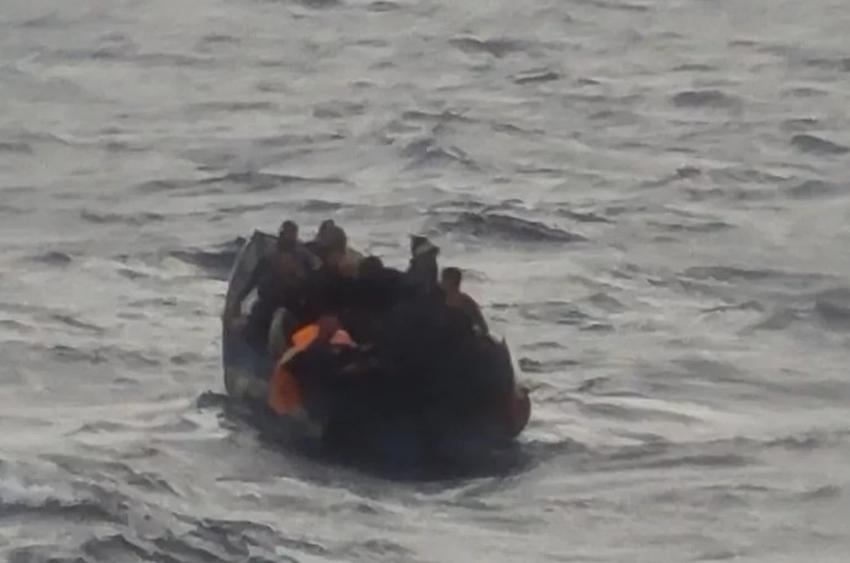 Grupo de 16 balseros cubanos se lanzan al mar a pesar del mal tiempo; fueron rescatados por un crucero