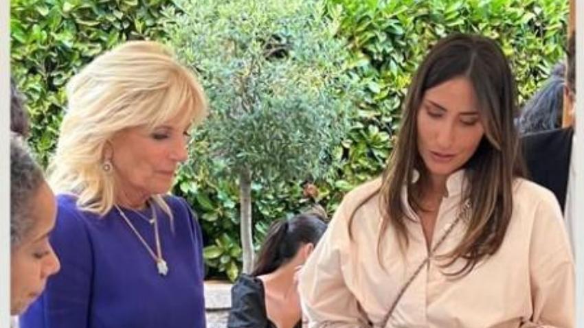 Cubana Rachel Valdés regala a la esposa del presidente Biden uno de sus cuadros durante su visita a Madrid