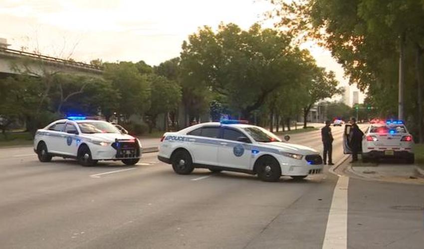 Balean a cinco personas dentro de un automóvil en movimiento en la US 1 de Miami