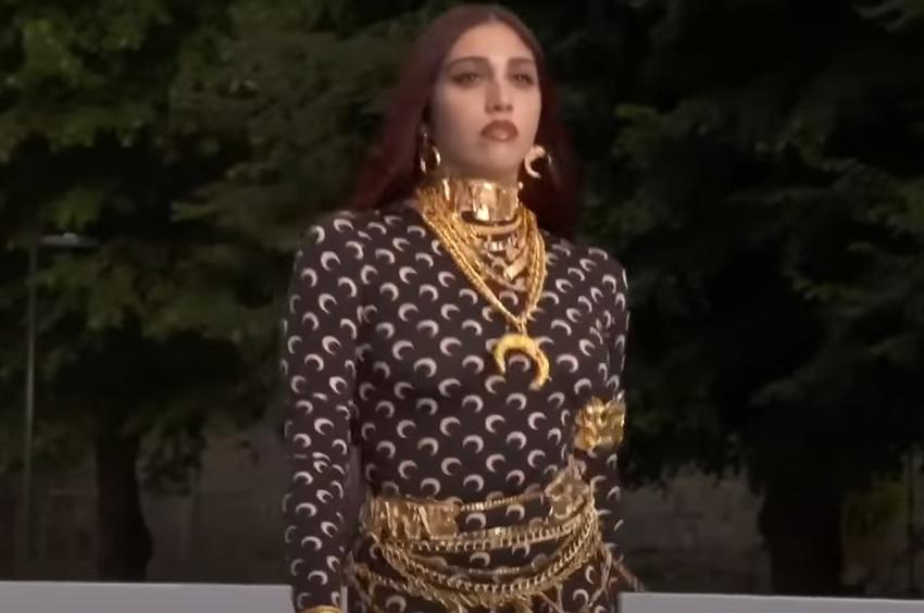 La joven modelo de origen cubano Lourdes León acaparó la atención en el desfile de moda Paris Fashion Week