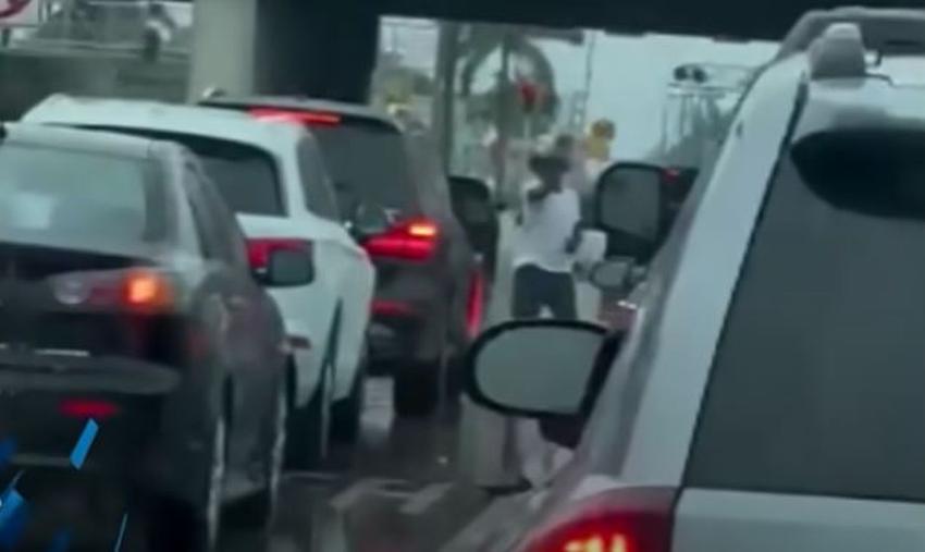 Conductor se baja del auto armado tras presunto incidente de ira en la carretera
