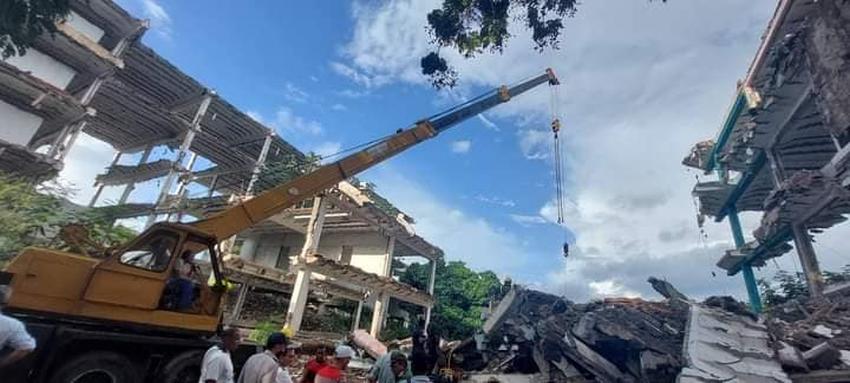 Un hombre queda atrapado bajo escombros tras desplome de estructura de Escuela Vocacional en Santiago de Cuba