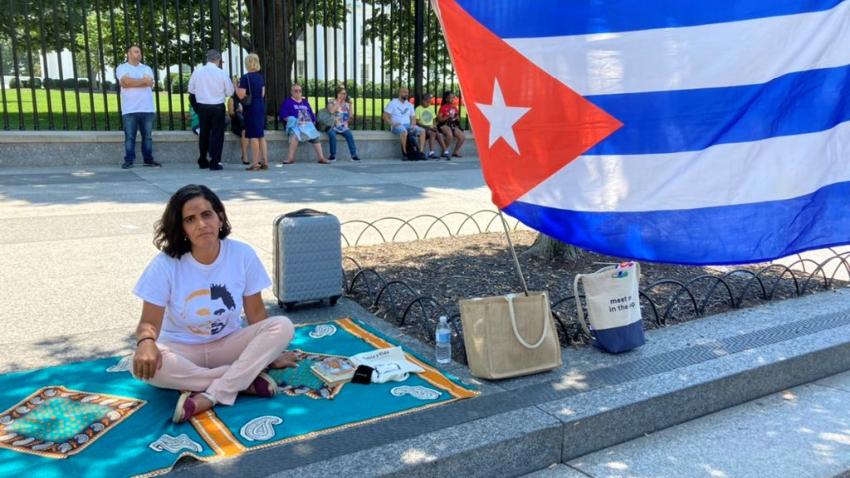 Este lunes la activista y opositora cubana Anamely Ramos protesta frente a la Casa Blanca