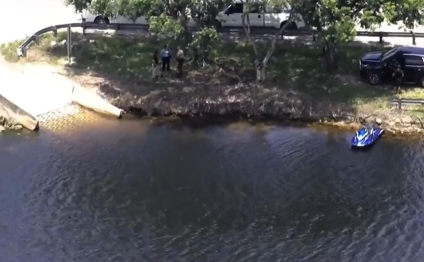Auto queda completamente sumergido en un lago de Miami-Dade cuando el conductor trataba de bajar motos acuáticas