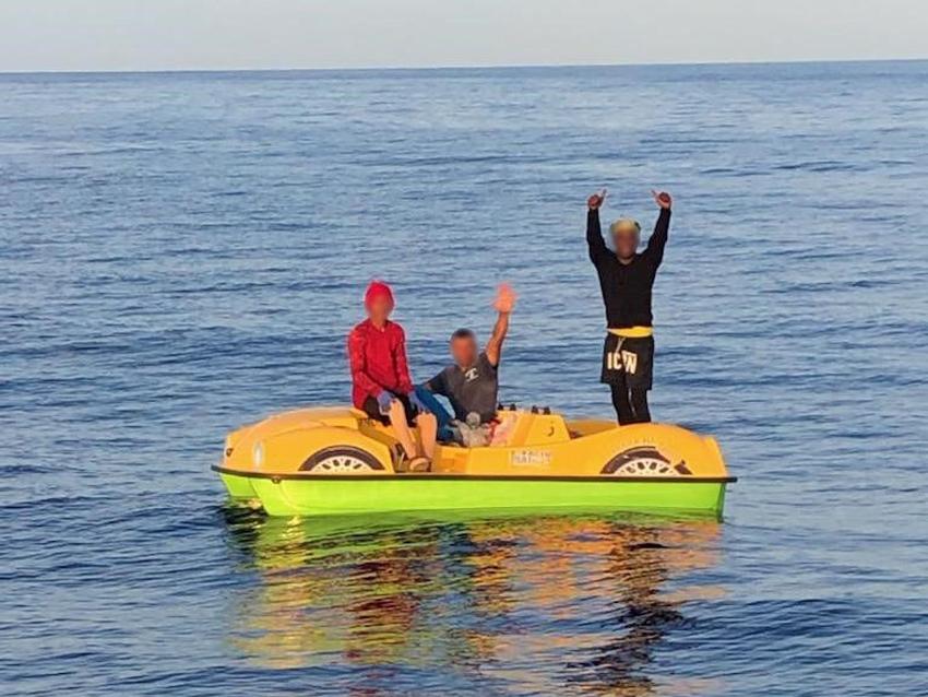 Balseros cubanos salen de Cuba en una bicicleta acuática y son atrapados por la Guardia Costera